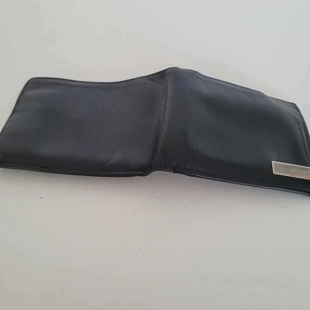 Fendi Mens Black Leather Bifold Wallet Silver Logo Plaque 2270-31011-008 Italy